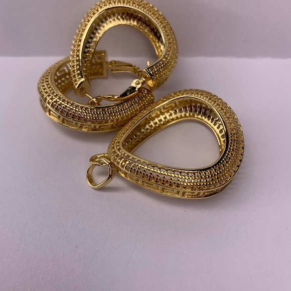 Triangle Shaped Earrings and Pendant Long Lasting Jewelry Set - Picture 4 of 15